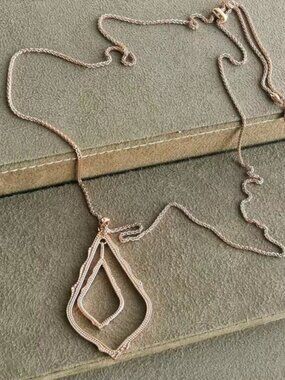 Kendra Scott necklace